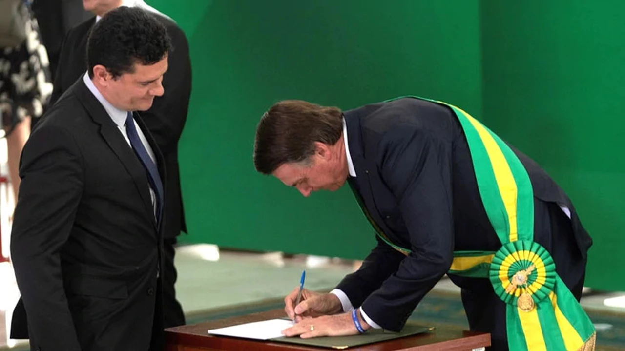 Primeras medidas de Bolsonaro: baja el salario mínimo y amenaza con reformar jubilaciones por decreto