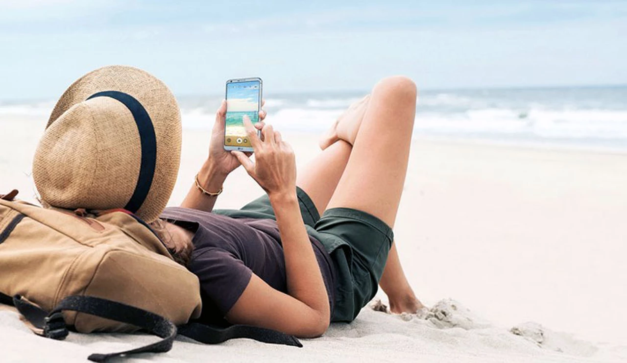 Celulares al sol: los expertos recomiendan medidas para proteger al smartphone en las vacaciones