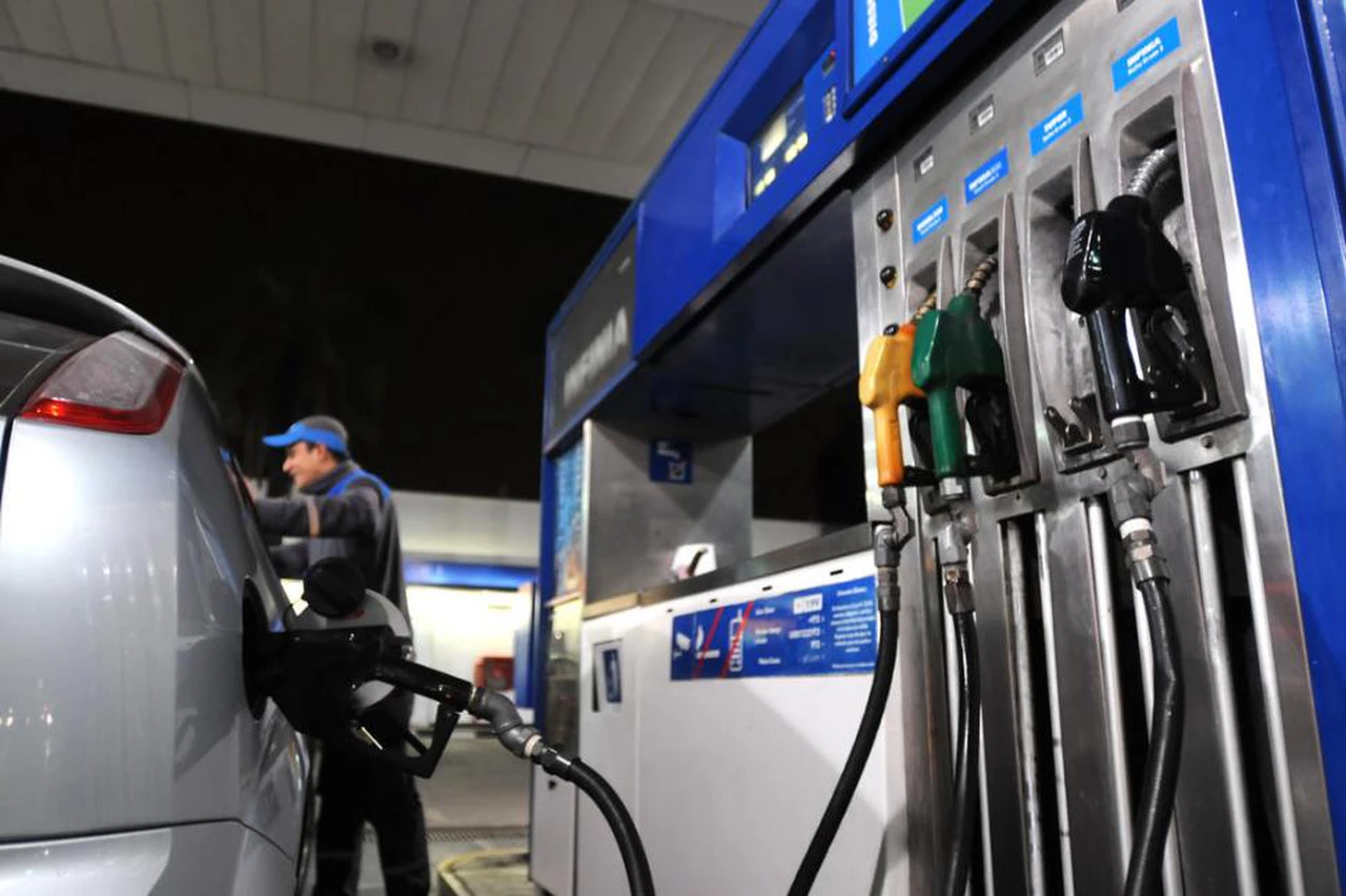 YPF bajó 3,2% los precios de sus combustibles y el litro de nafta premium cuesta $42,89