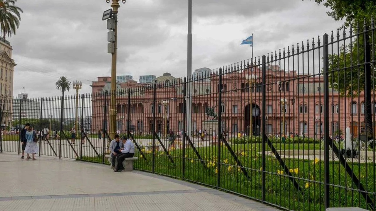 La Justicia porteña declaró ilegal la instalación de las rejas en Plaza de Mayo