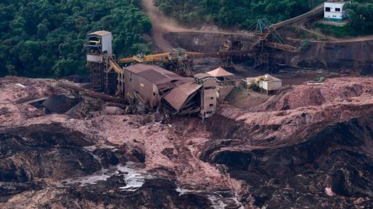 Tragedia en Brasil: los videos del momento en que cede la represa