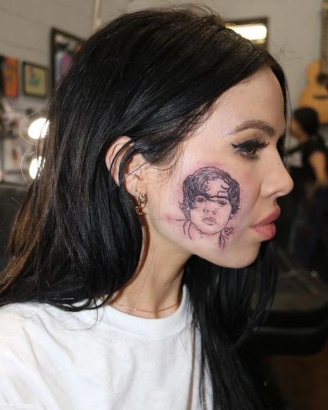 Insólito: esta chica se tatuó en la cara al cantante Harry Styles por amor, pero no se le parece en nada