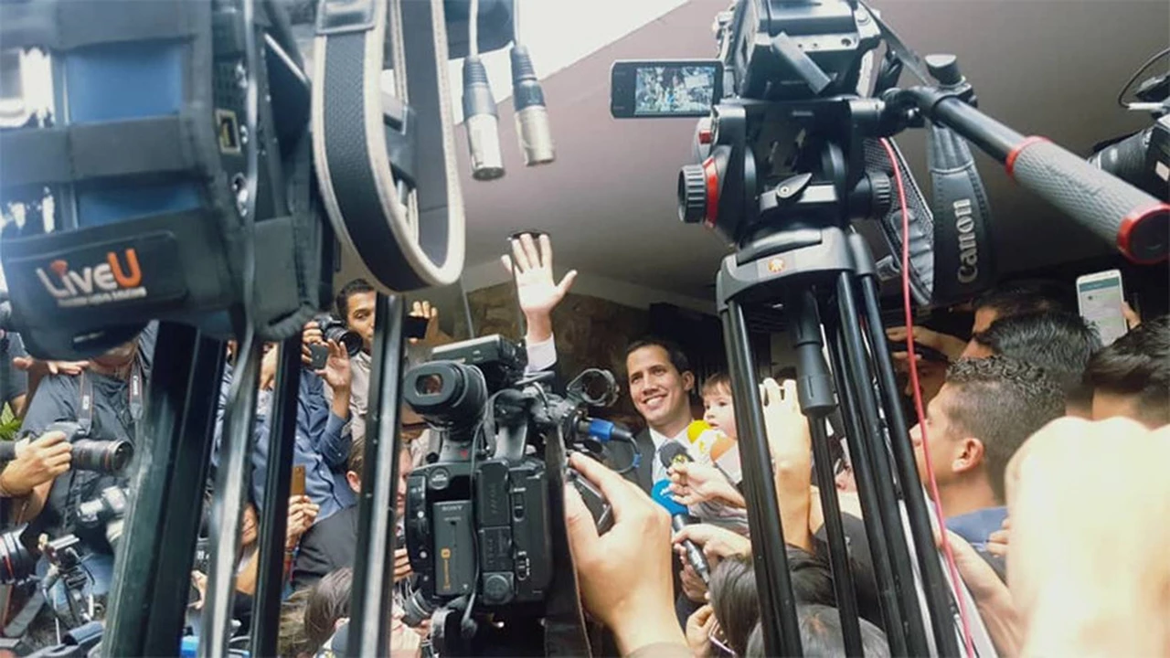 La policía de Maduro fue a la casa de Juan Guaidó, quien denunció intimidación: "No pasen la línea"