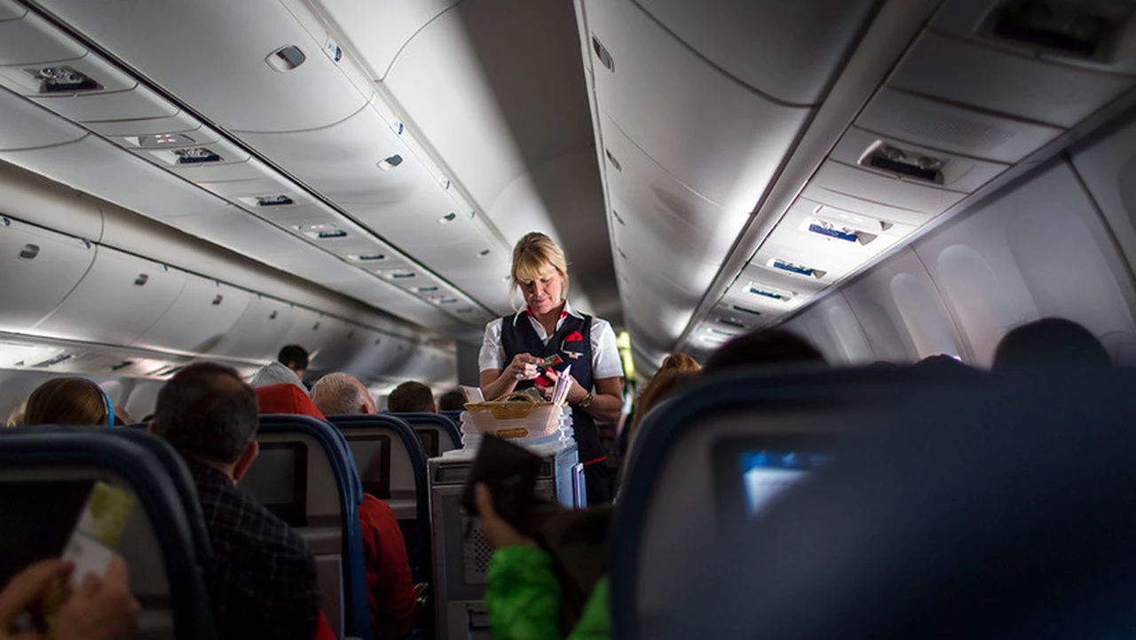 Qué decía el mensaje de Coca Cola que indignó a los pasajeros de un vuelo de Delta