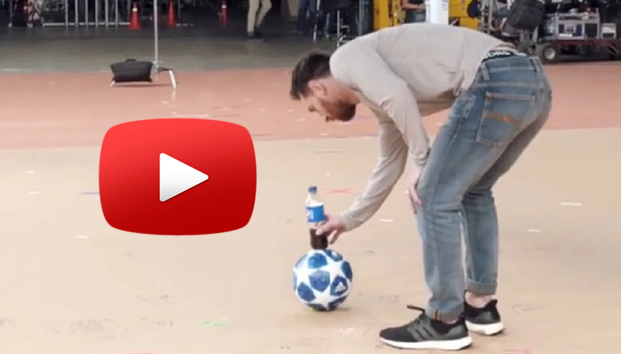Video: increíble truco de Messi pegándole a la pelota con una botella arriba