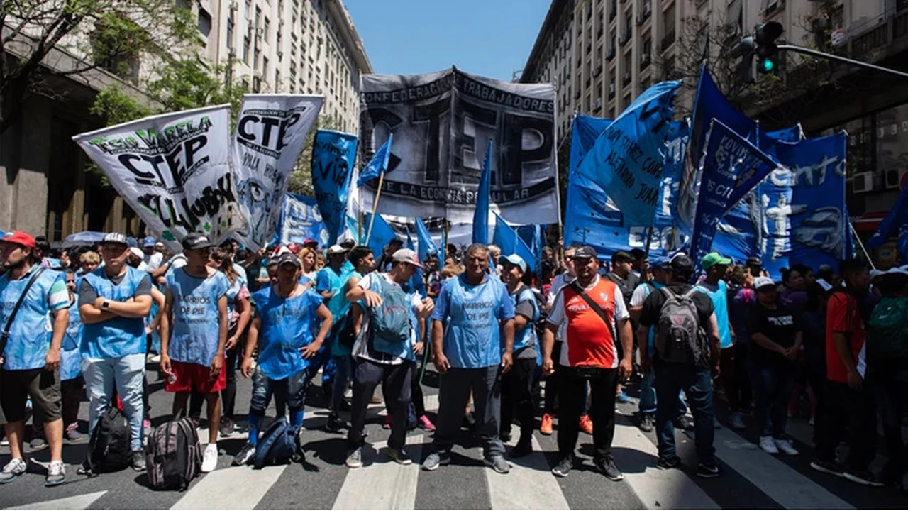 Los movimientos sociales realizaron su primera protesta del año: una masiva marcha por el microcentro