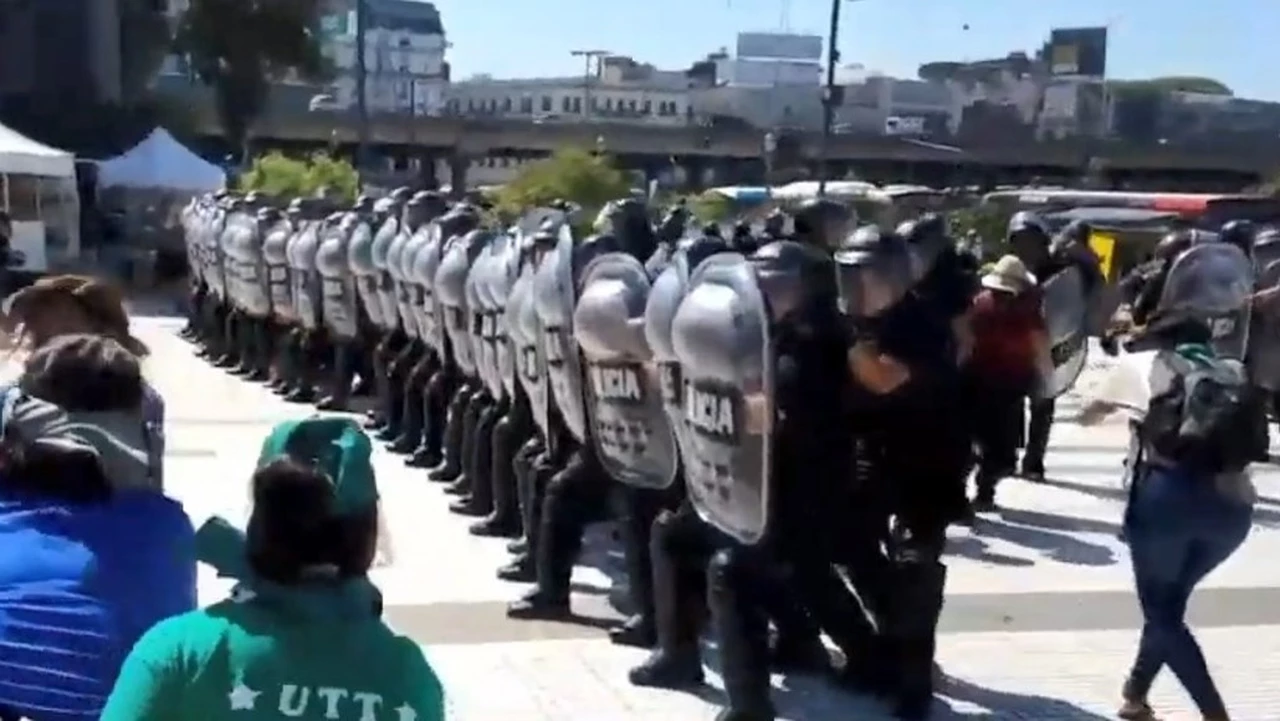 La policía se enfrentó con feriantes que armaban un "verdurazo" en Plaza Constitución