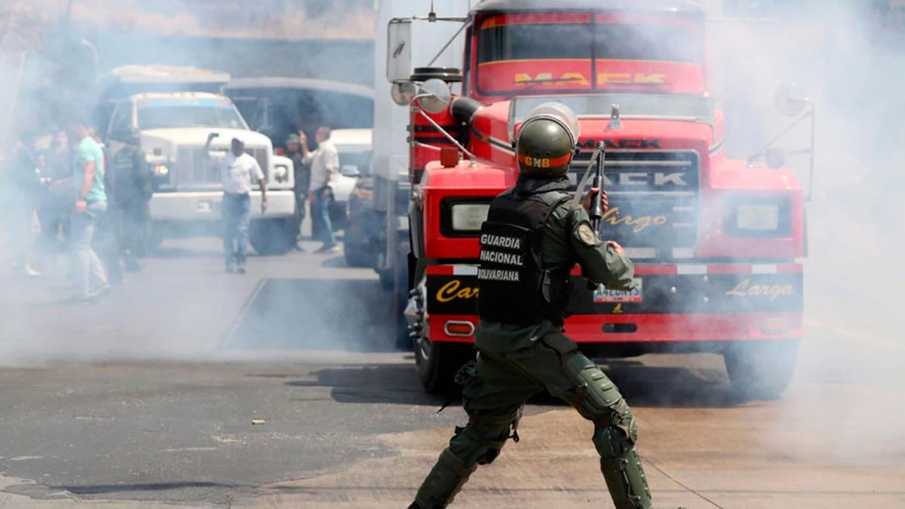 Tensión en frontera con Colombia: militares venezolanos bloquearon el paso a caravana de Guaidó