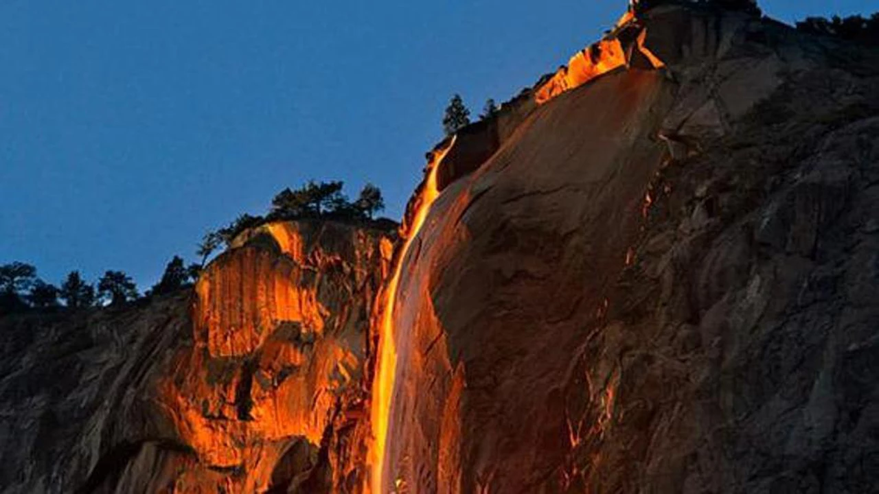 Registran fascinante "cascada de fuego" en parque nacional de EE.UU.