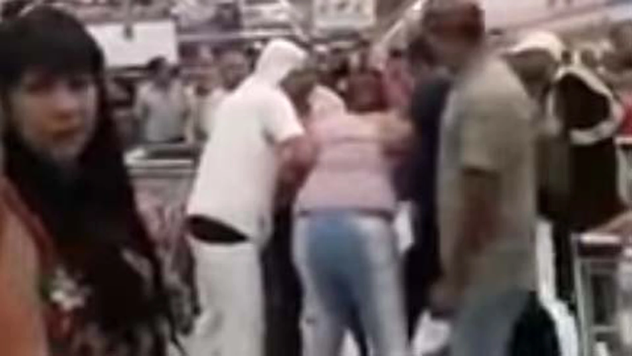 Dos mujeres, a golpes por la última bandeja de milanesas en oferta