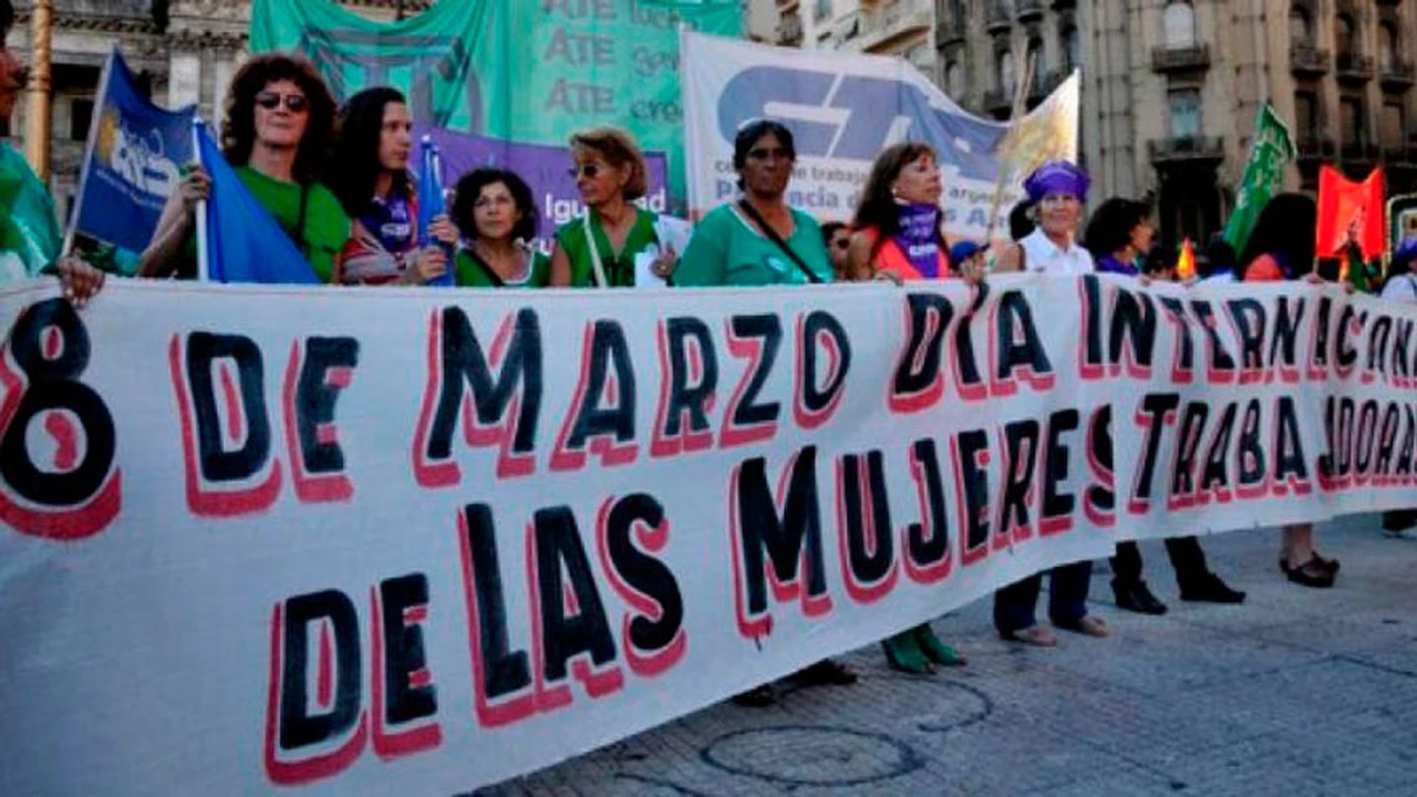 Día de la Mujer: gremios y movimientos sociales marchan al Congreso por el 8M y contra el DNU de Javier Milei