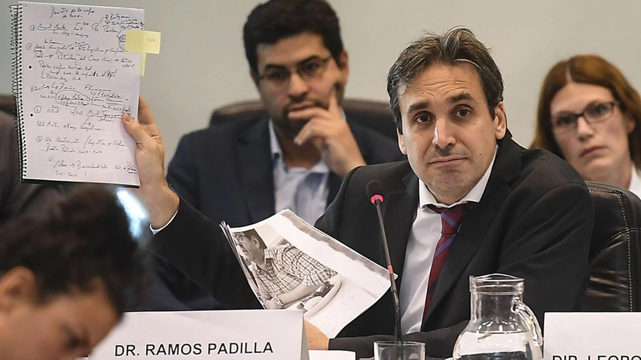 En el Congreso, Ramos Padilla dijo que está investigando "una red de espionaje ilegal de magnitudes"