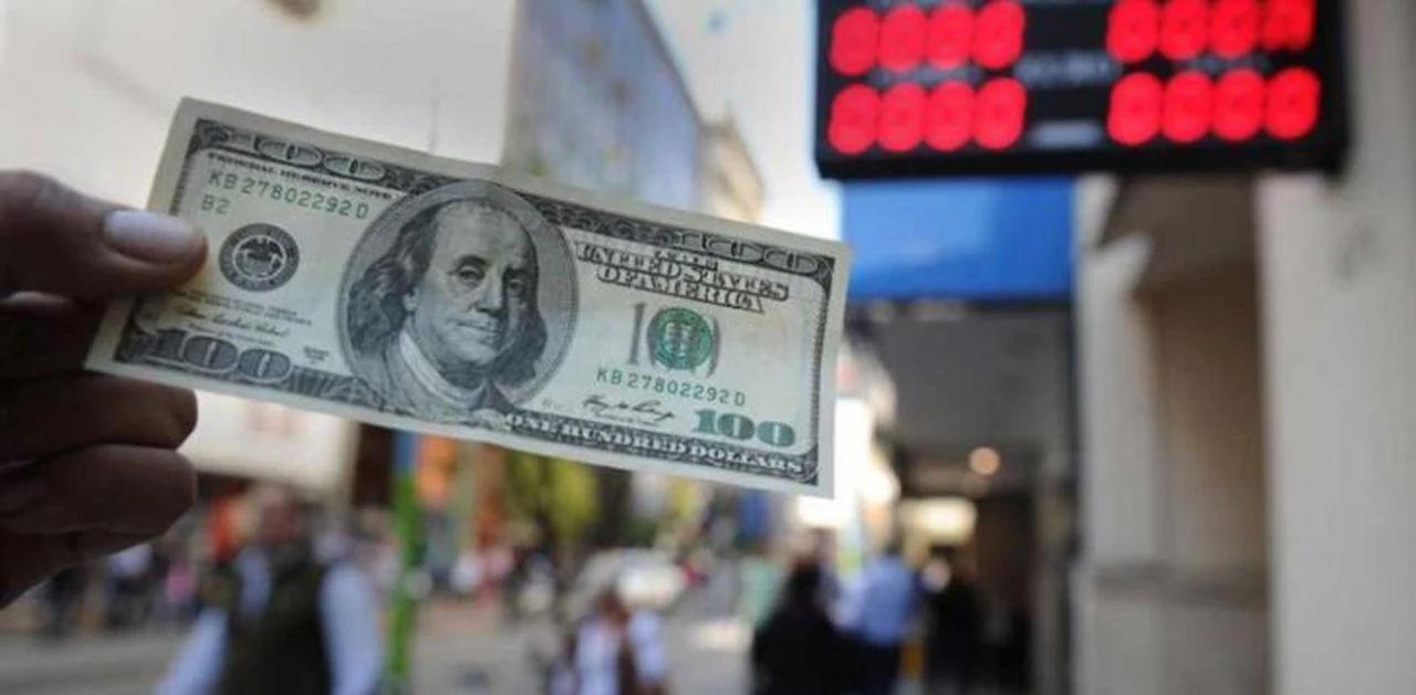 Tras el feriado, el dólar revirtió una baja inicial y cerró en alza: $43,84 en la City porteña