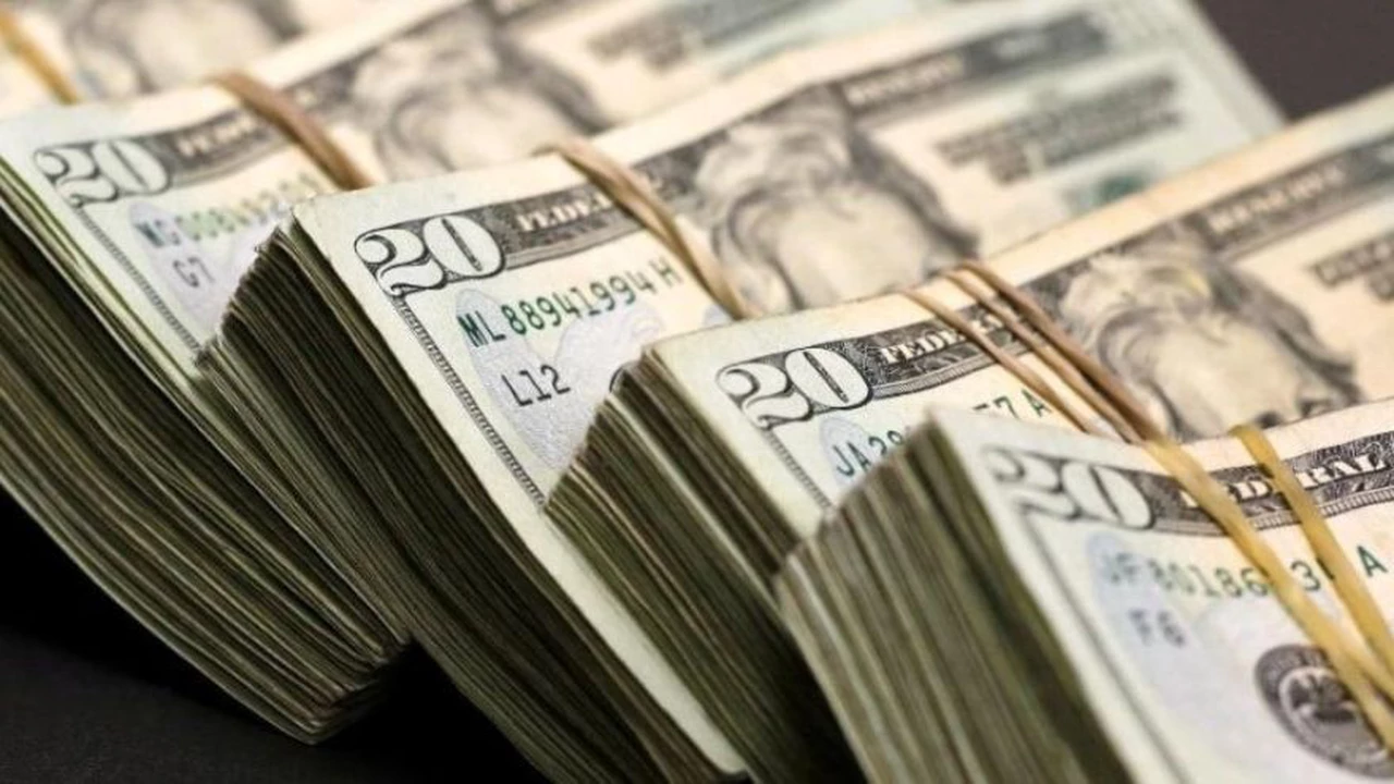 El dólar pegó un salto de 50 centavos y cotizó a $44,40 en las agencias y bancos de la City porteña