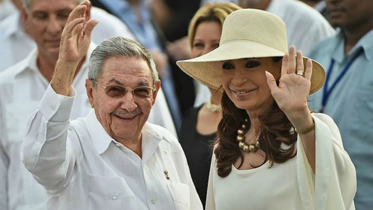 Mientras Bonadio la procesaba, Cristina Kirchner visitaba a Raúl Castro en La Habana