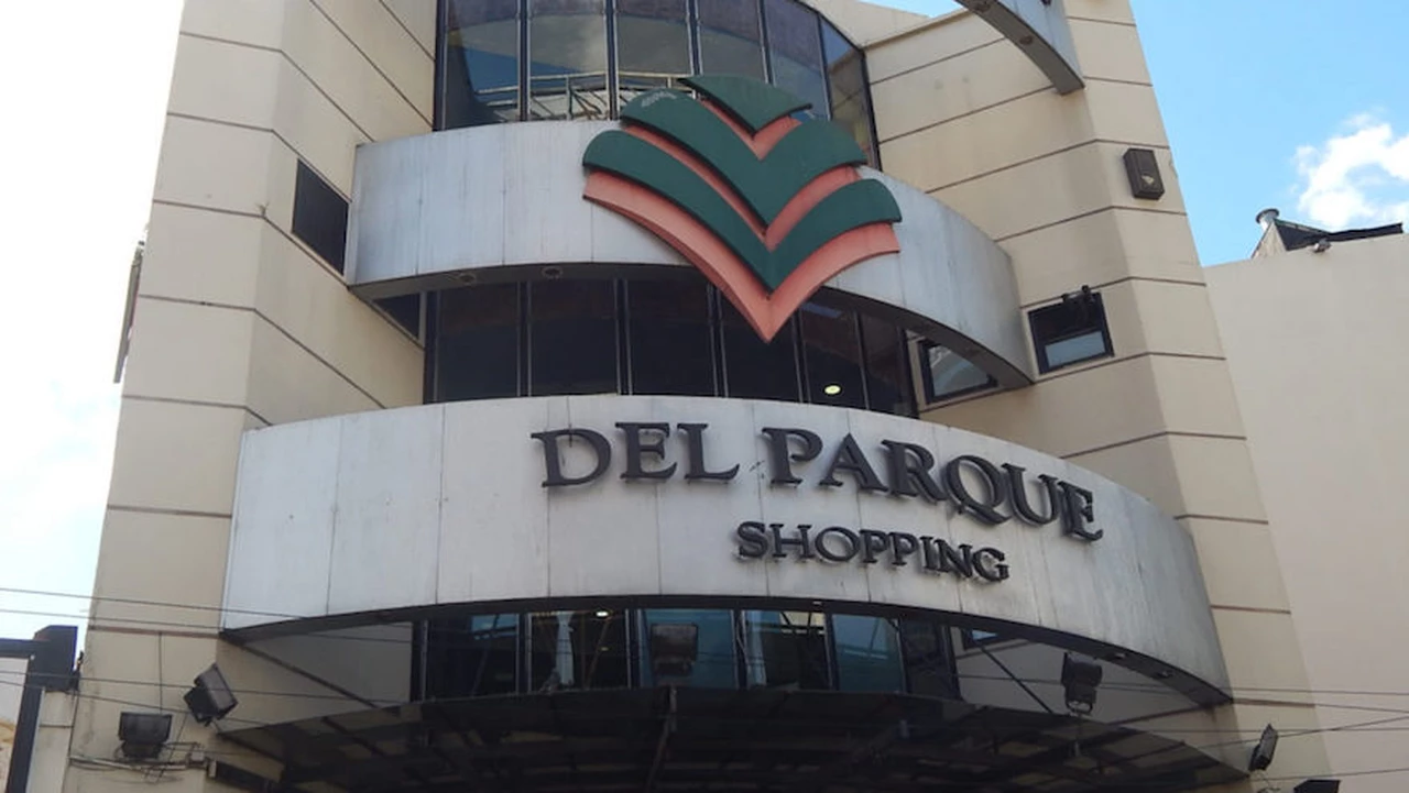 Golpeado por la crisis económica y menores ventas, Del Parque Shopping cierra sus puertas