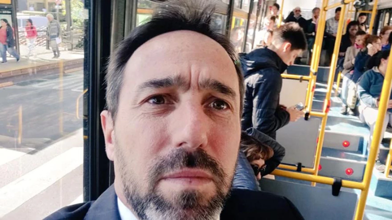 Un multimillonario argentino viajó en el Metrobús para reunirse con el rey de España