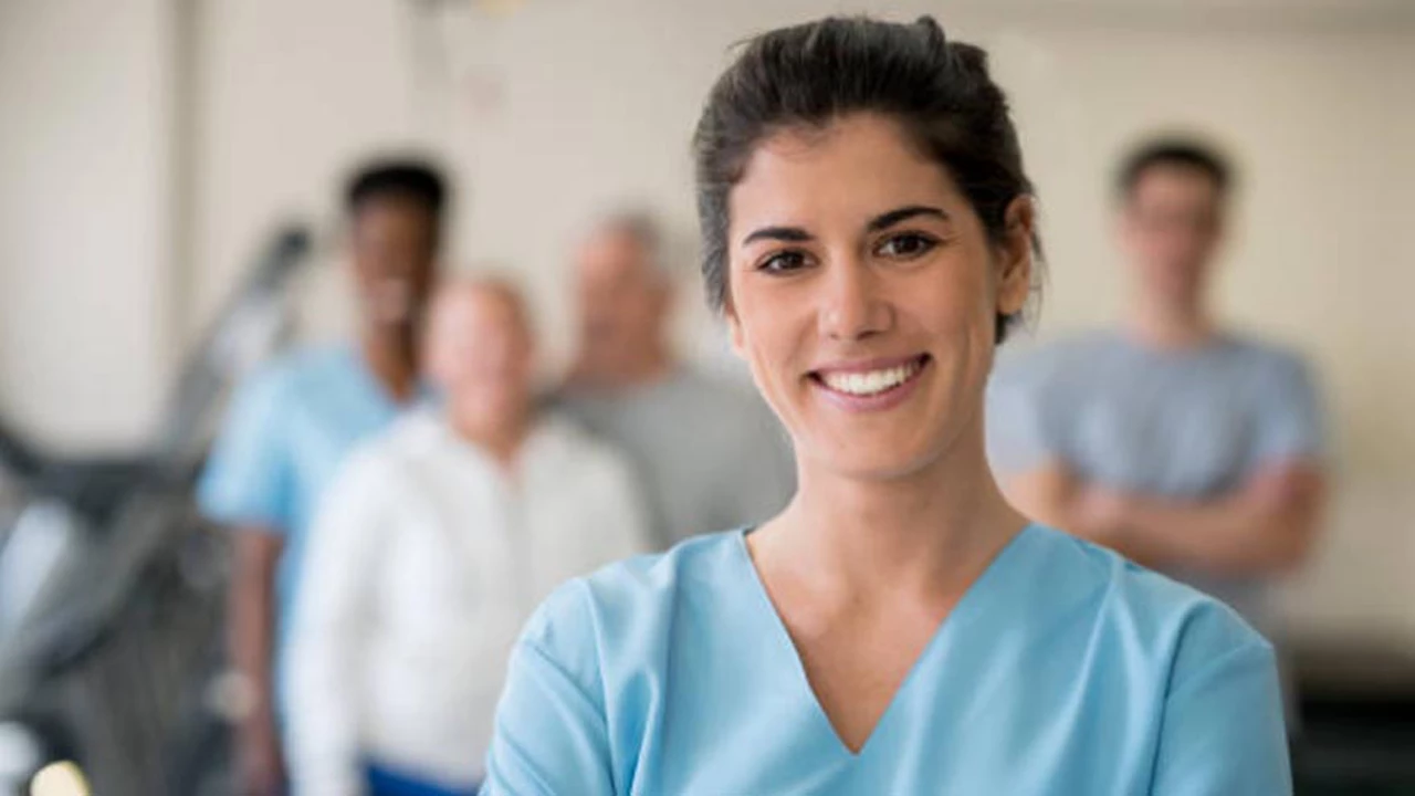 Aumento para trabajadores de hospitales privados: a cuánto sube el sueldo básico de una enfermera
