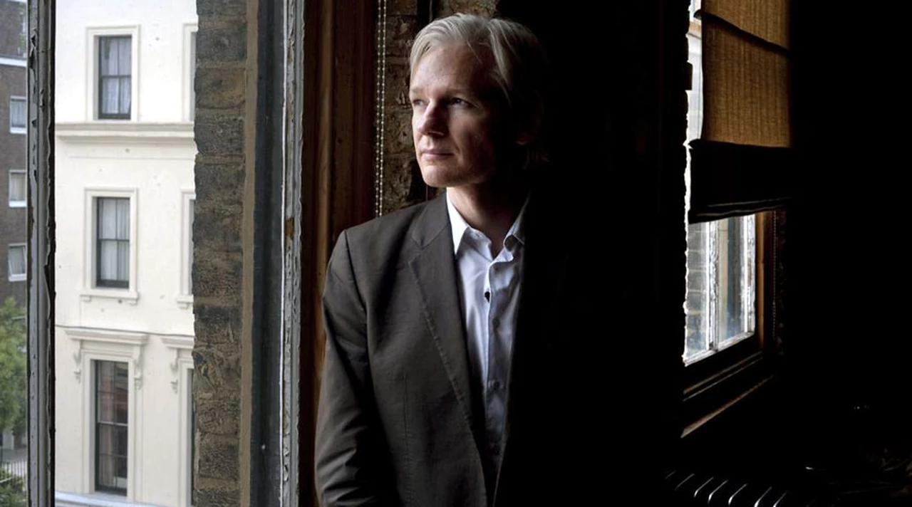 Detienen a Julian Assange en la embajada de Ecuador en Londres