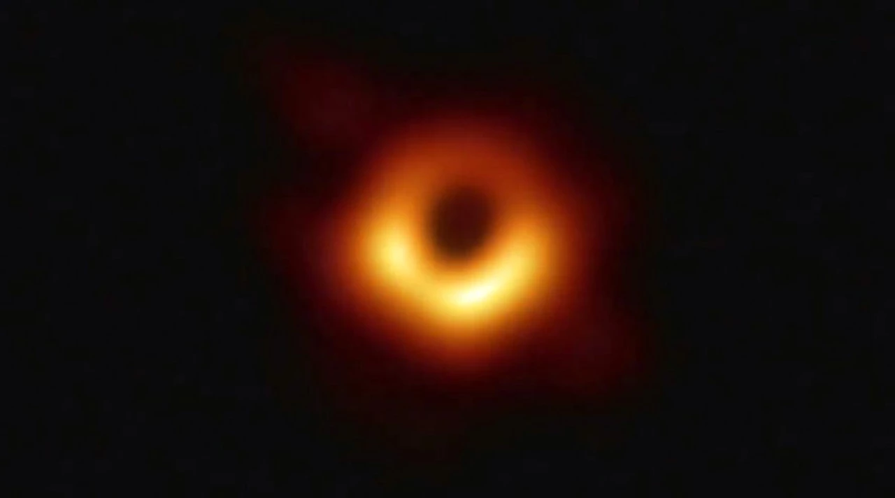 ¿Qué es un agujero negro? ¿Podría la Tierra caer en uno?