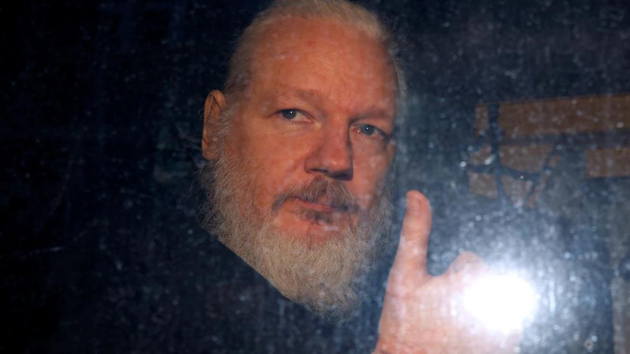Con detalles escatológicos, el gobierno de Ecuador explicó por qué le quitó el asilo a Assange