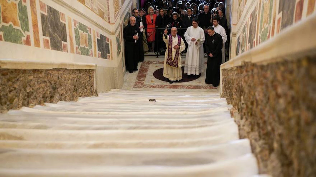 Por primera vez, el Vaticano exhibe la escalera de mármol que subió Jesús durante su juicio