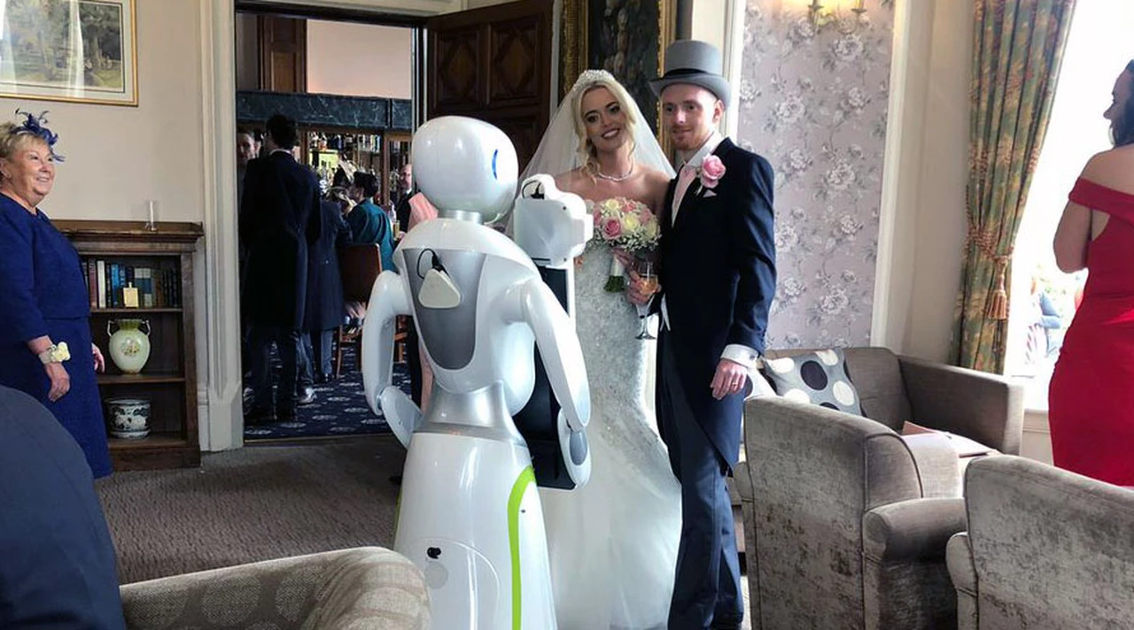 Una pareja contrata a un robot para fotografiar su boda