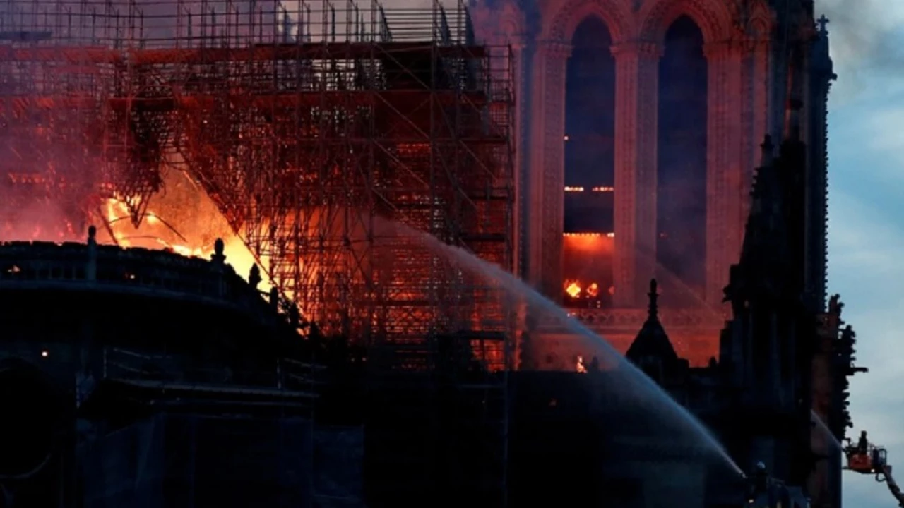 YouTube confunde los videos del incendio de Notre Dame con el 11-S