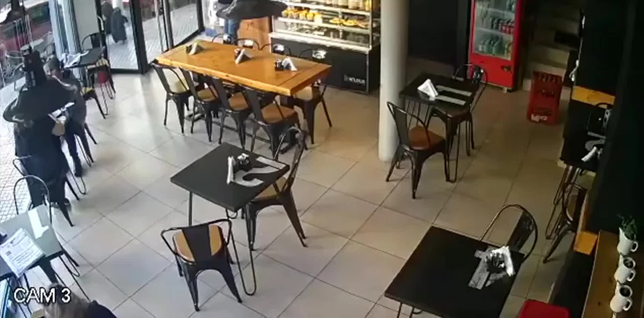Video: un cliente se enojó por el precio del café y se lo tiró a los empleados