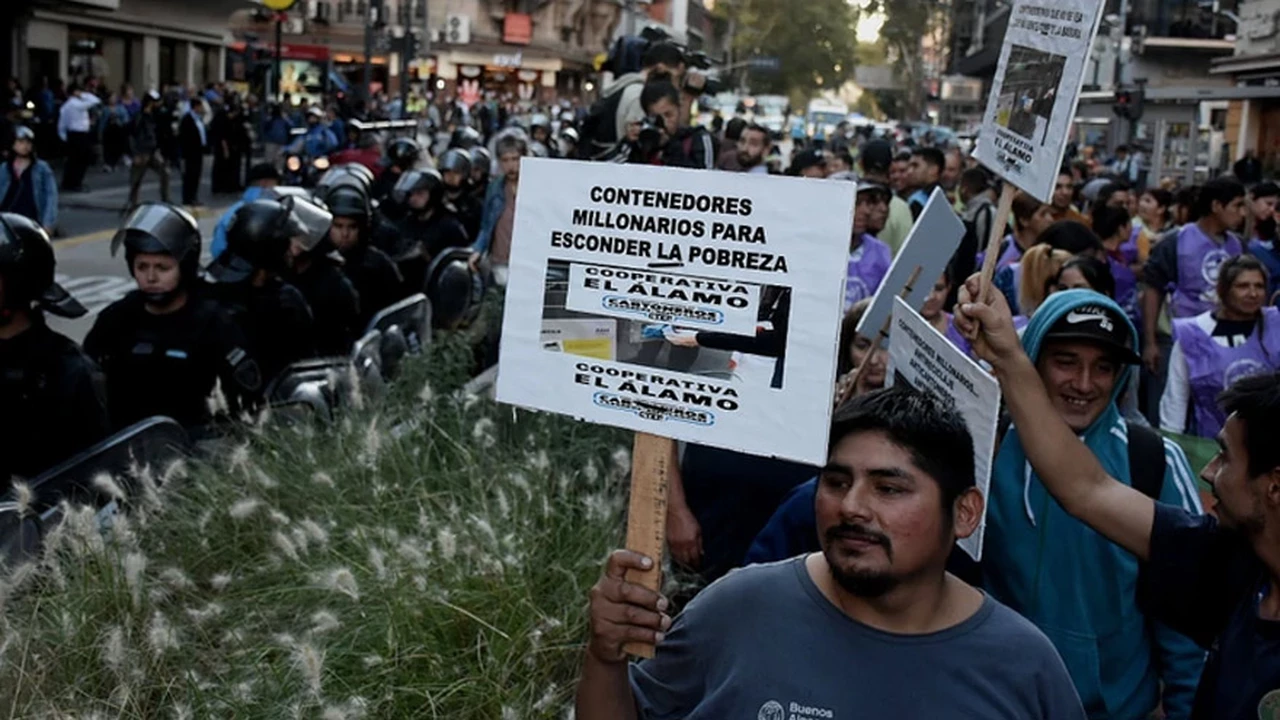 Cartoneros intentaron cortar avenida Corrientes en protesta contra los contenedores "inteligentes"