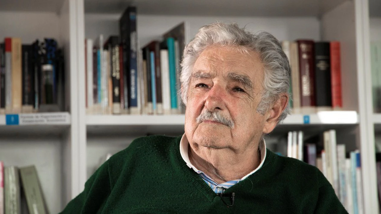 "Estoy amenazado por la vejez y por mi enfermedad": Pepe Mujica dejó la política y fue ovacionado por sus colegas