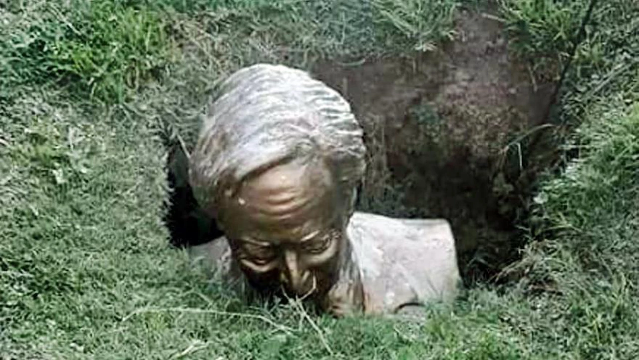 Atacaron y enterraron un busto de Néstor Kirchner en una localidad de Buenos Aires