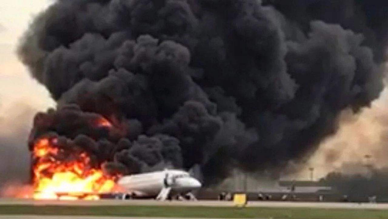 Un video muestra cómo los pasajeros escapan de las llamas del avión accidentado en Rusia