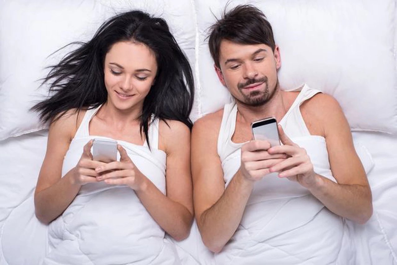 Qué hacer cuando tu pareja mira al celular más que a vos