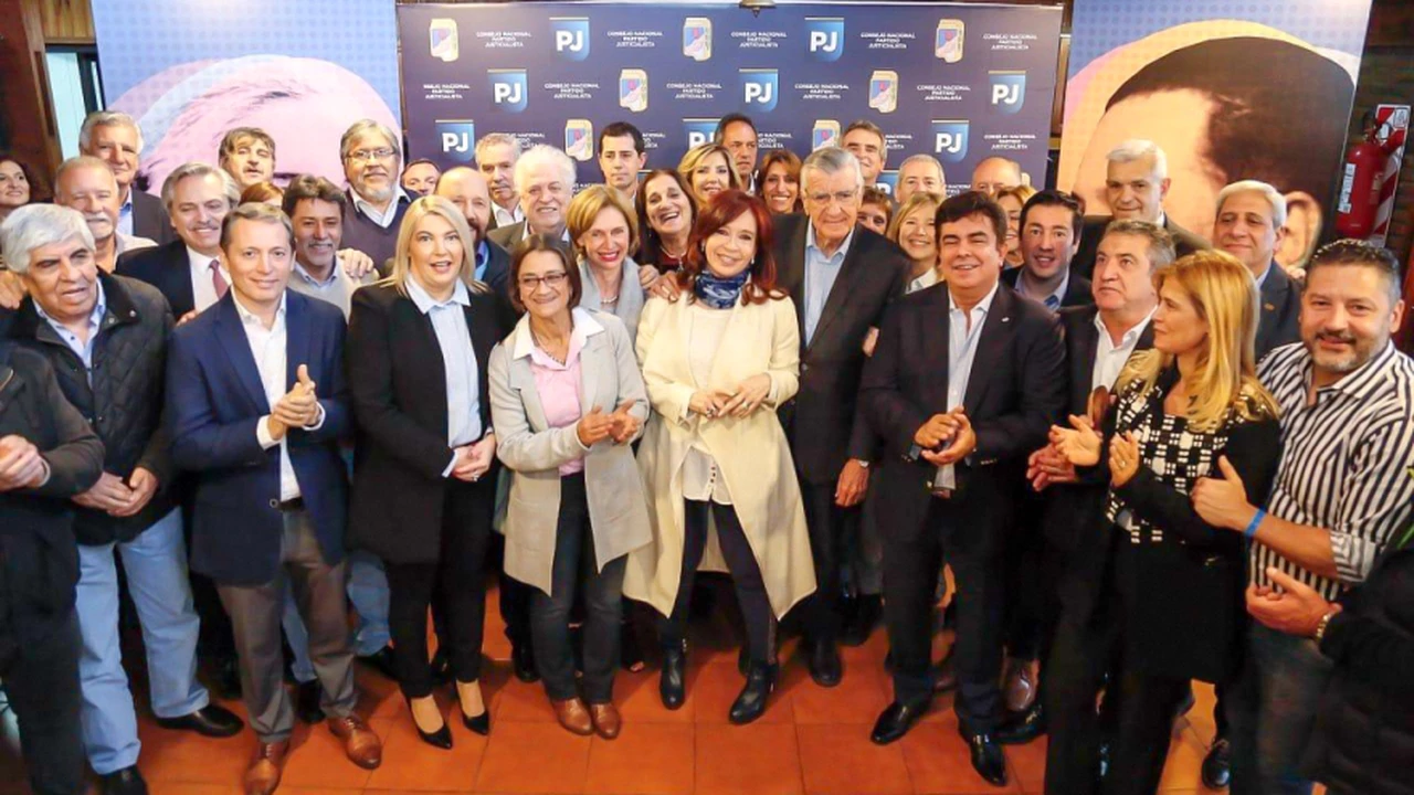 Quiénes son los que están en la foto con Cristina Kirchner en la Cumbre del PJ