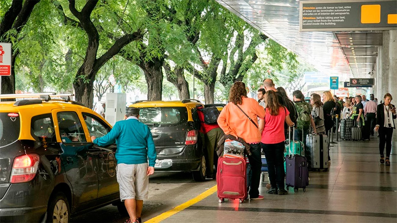 Sorpresivo paro de taxis en el Aeroparque en rechazo al aumento del 18% al 29%
