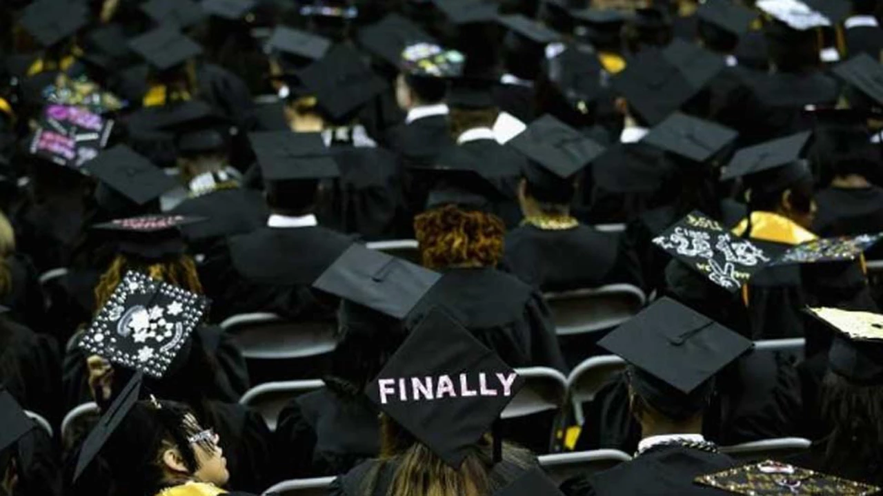 Multimillonario sorprende a clase de graduados universitarios al cubrir su deuda