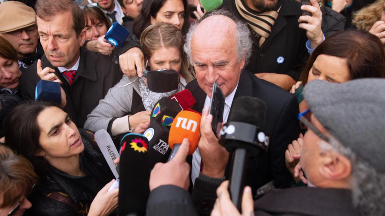 Quiénes son los dirigentes que Cristina Kirchner pidió que la acompañasen en el inicio del juicio