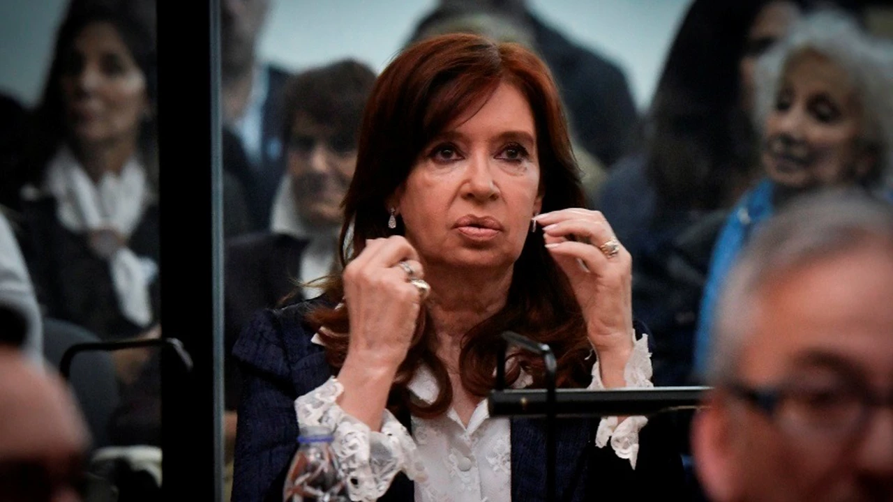 Cristina Kirchner regresó al país desde Cuba, tras visitar a su hija Florencia