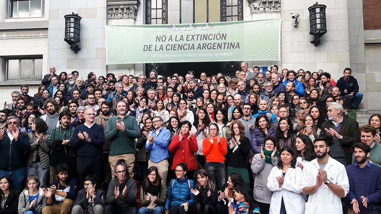 "Cabildo abierto" de investigadores contra "extinción" de la ciencia argentina