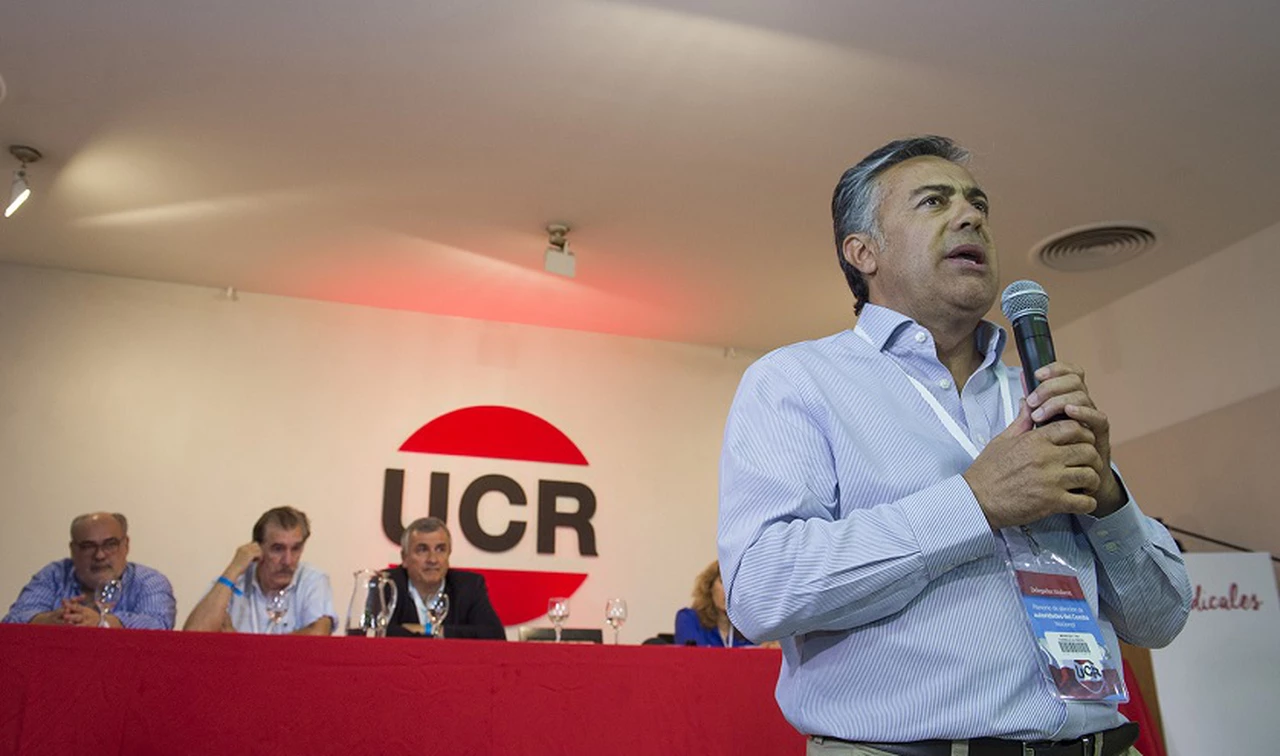 La UCR define su futuro electoral, en una convención caliente con tres posturas en pugna
