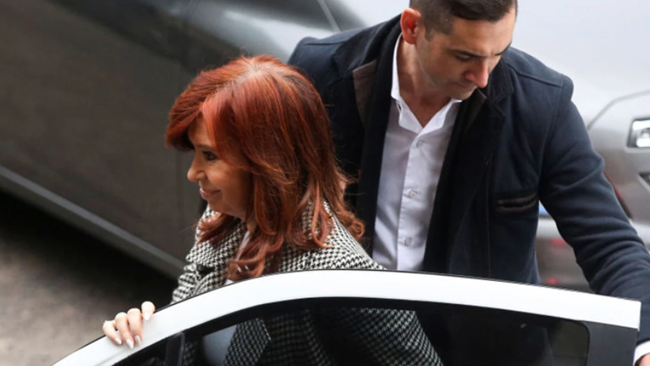 En la segunda jornada del juicio, Cristina Fernández estuvo con su celular, tomando notas y leyendo una revista
