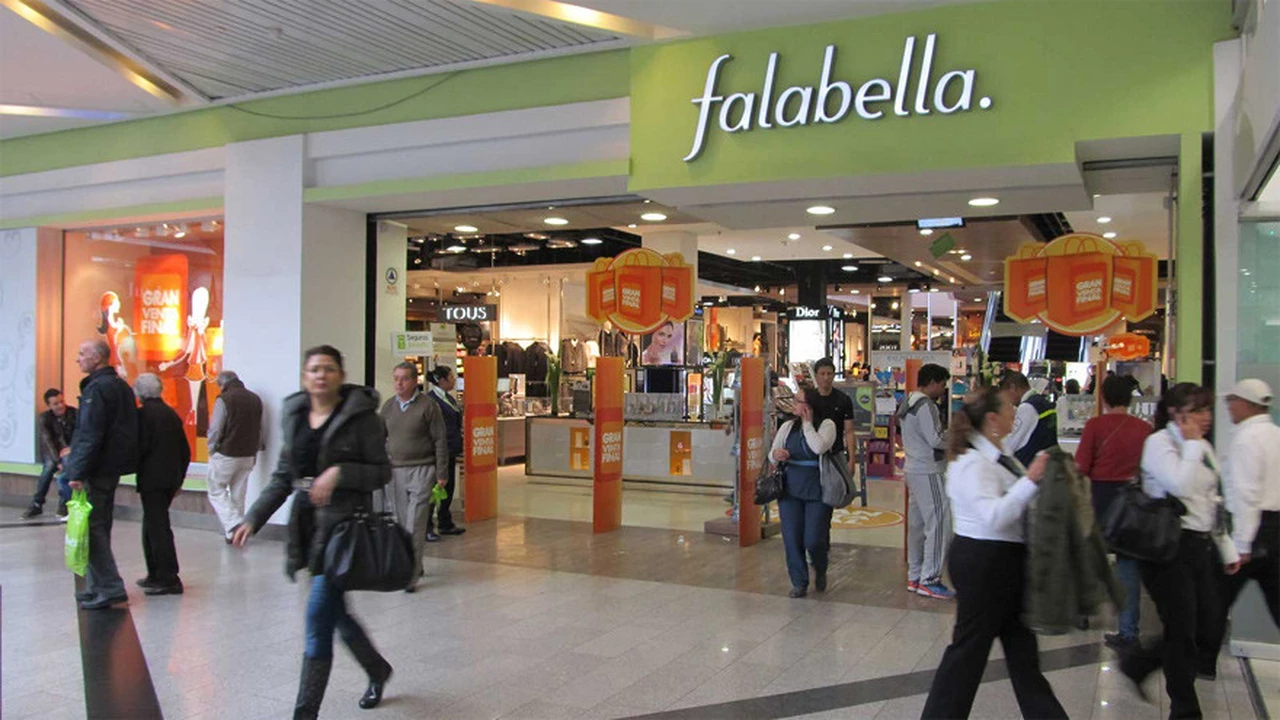Todo en liquidación en Falabella: en Unicenter, las colas son interminables por el cierre definitivo