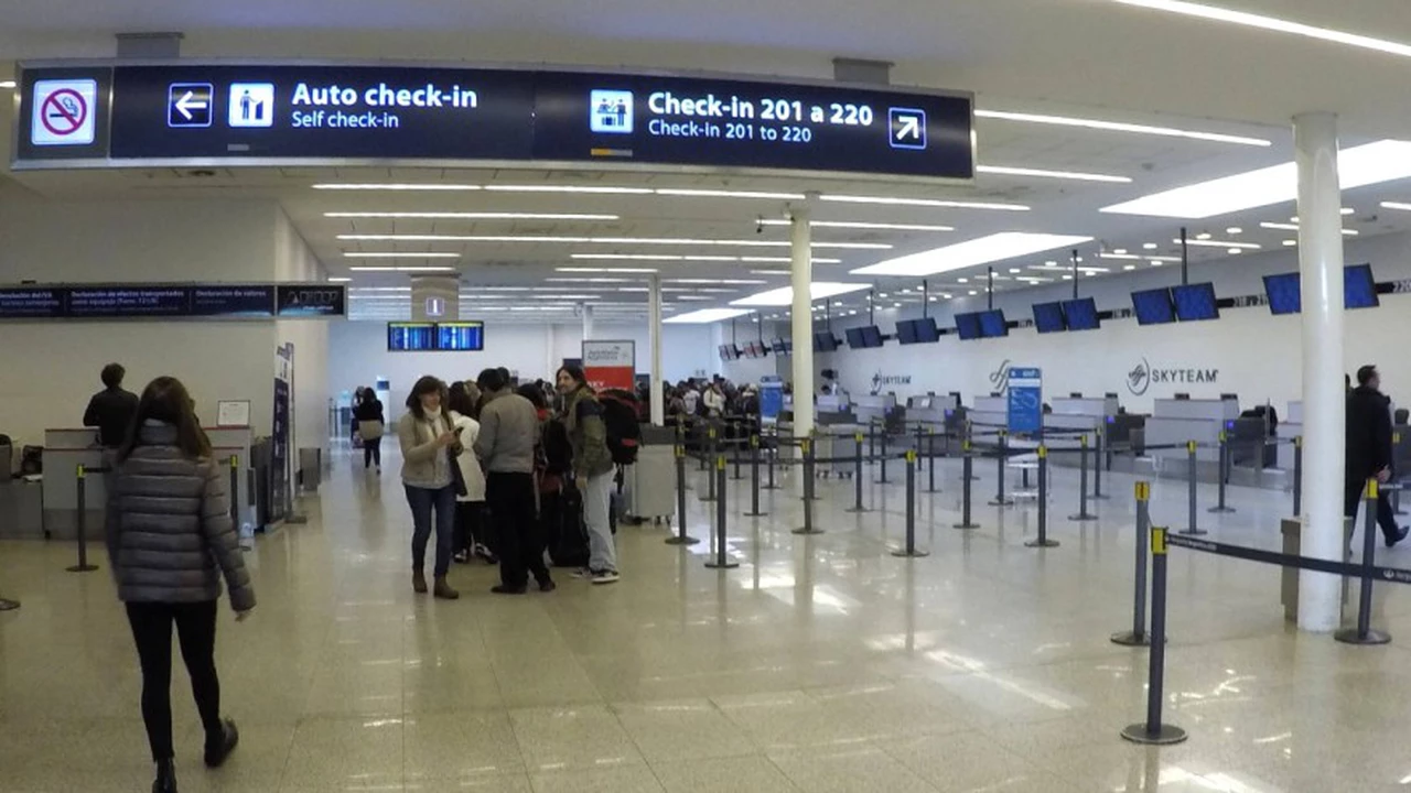 Paro sorpresivo de trabajadores de Latam: cancelan vuelos en Aeroparque y Ezeiza