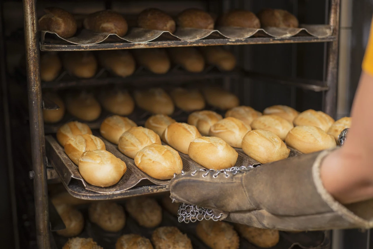 Panaderos denuncian que molinos no entregan harina: el kilo de pan podría subir a $140 en los próximos días