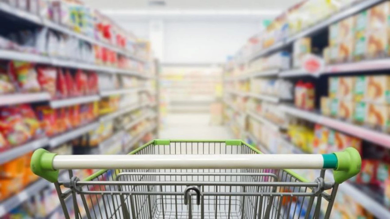 Las ventas en supermercados y shoppings cayeron hasta 13% en junio y acumulan 12 meses de baja