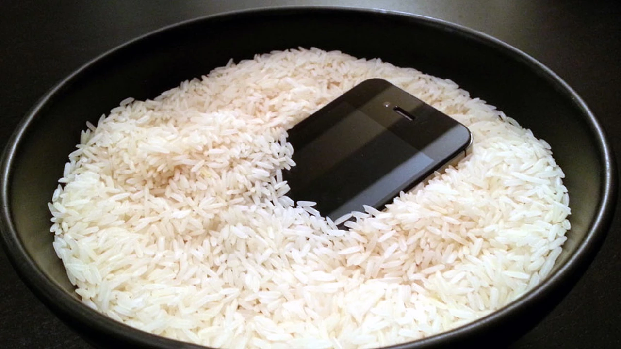 Meter el móvil mojado en arroz ayuda a que se repare: ¿mito o verdad?