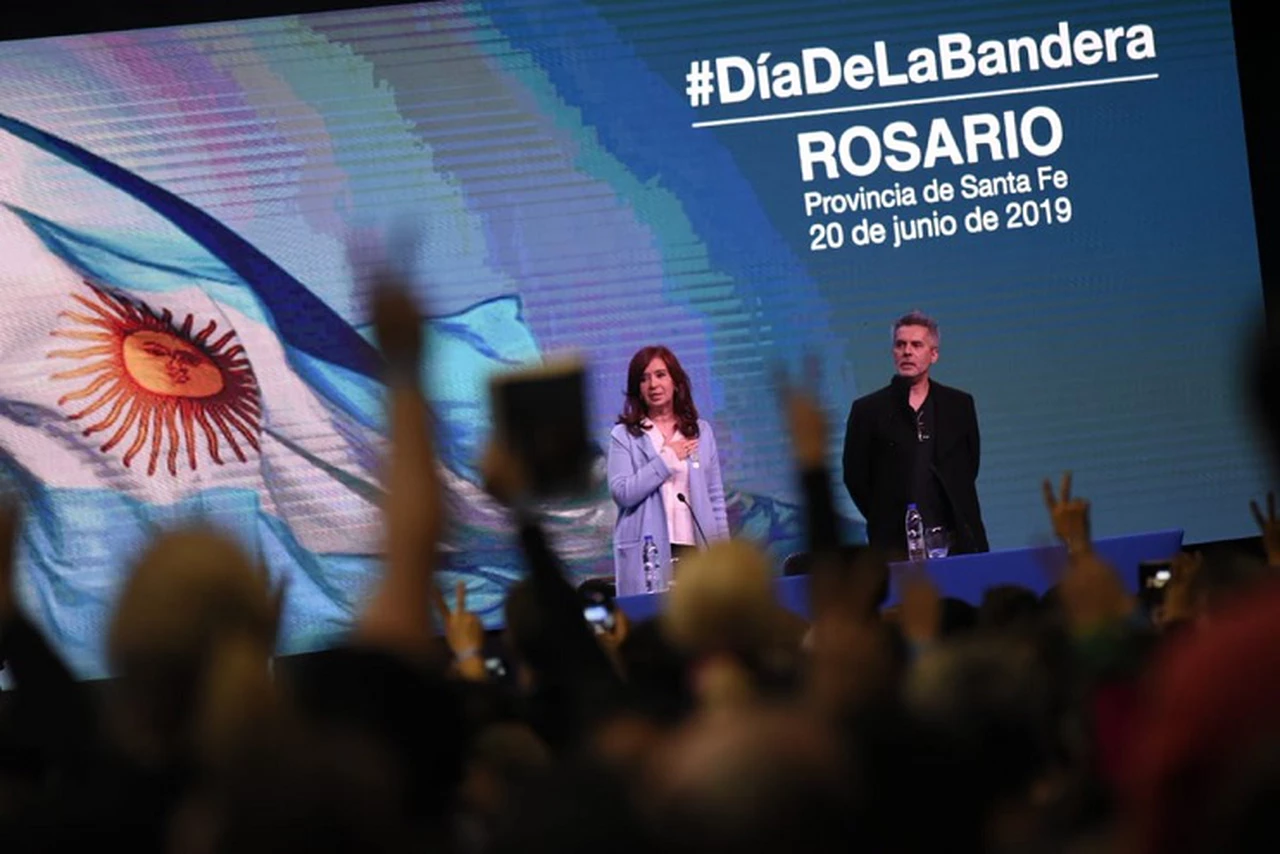Con críticas al Gobierno y respaldo a Moyano, Cristina Kirchner presentó su libro en Rosario