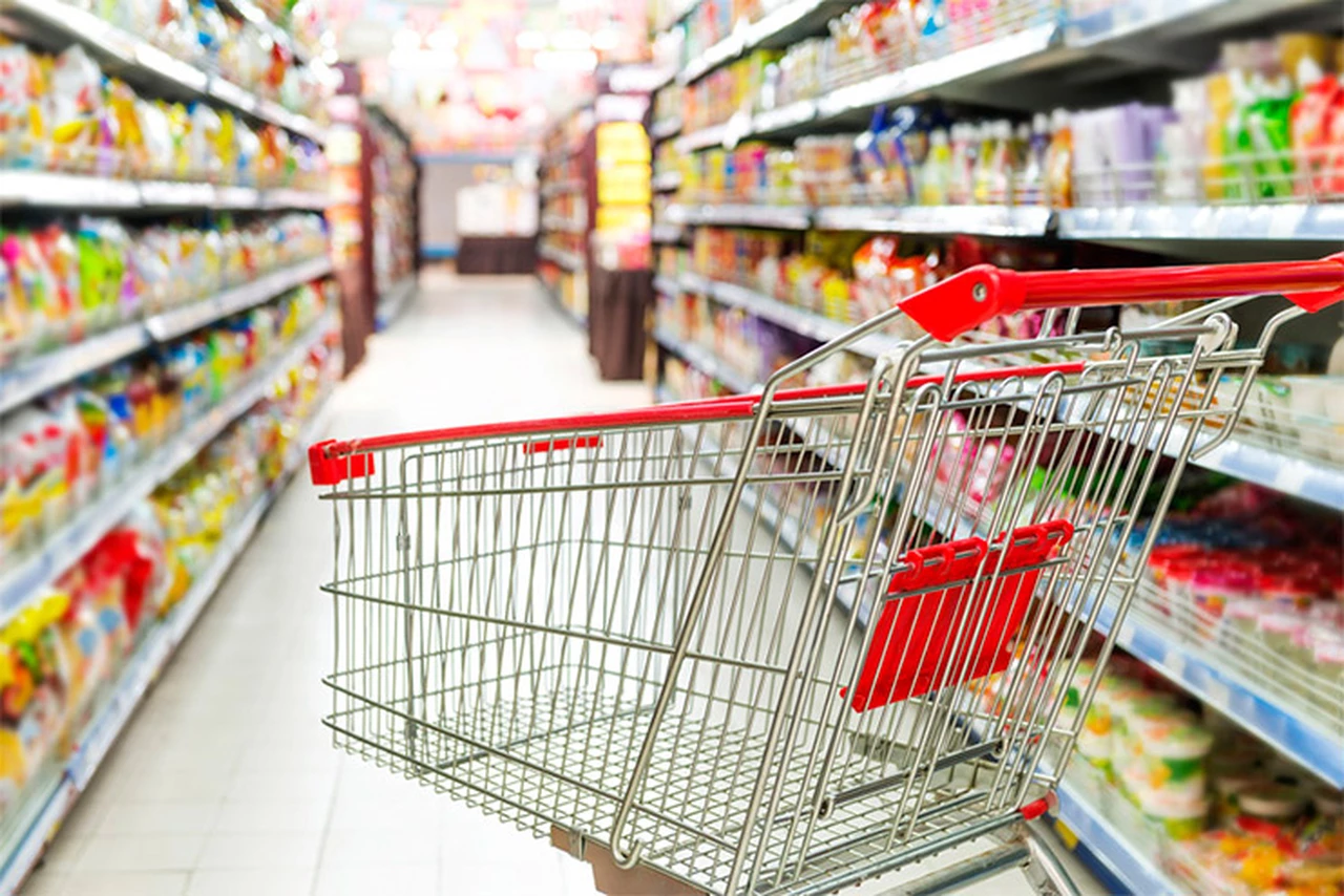Supermercados se preparan para aplicar la eliminación del IVA en productos básicos este sábado