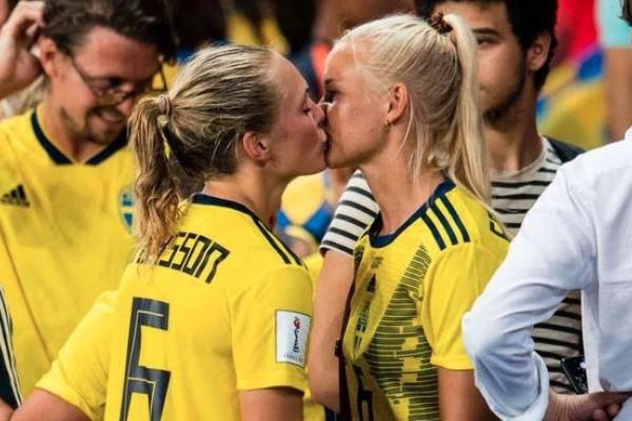 El beso entre dos futbolistas en la Copa Mundial Femenina ya es viral